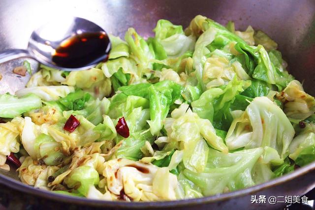 无论炒什么青菜，都别直接下锅炒了，牢记3个技巧，炒啥菜都翠绿