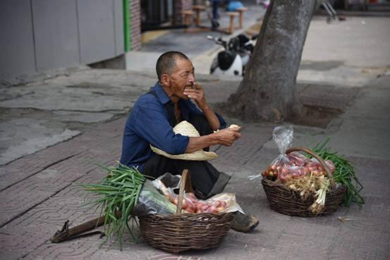 菜市场的“末日”，阿里腾讯改行卖菜，鸡蛋白菜2毛，那个体户呢