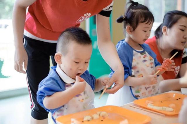 幼师看到“招聘启事”当街抹眼泪，苦读3年不如洗碗工，想改行了