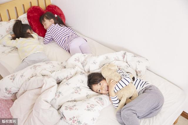 你的育儿经■两萌娃半夜被爸爸鼾声惊醒，和妈妈一起静坐看“表演”：我太难了