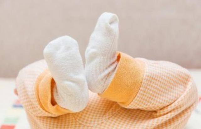 “为啥我家宝宝总爱脱袜子？”，宝妈无奈就医，这原因父母别忽视