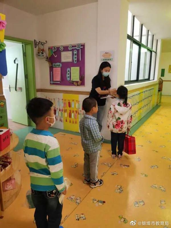 「超级宝妈」现场直击！蚌埠幼儿园今日开学，有的班级只来10个左右