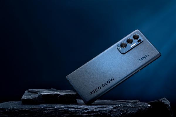 Reno5 Pro+手机官方美图赏：电致变色首次量产、情侣使用互相变色