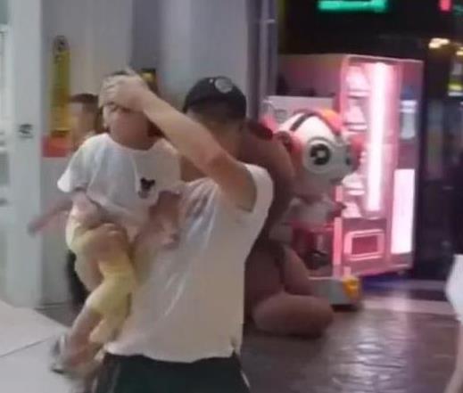 「你的育儿经」"人贩子爸爸"火了,商场捂住孩子眼睛狂奔,路人:差点就报警了
