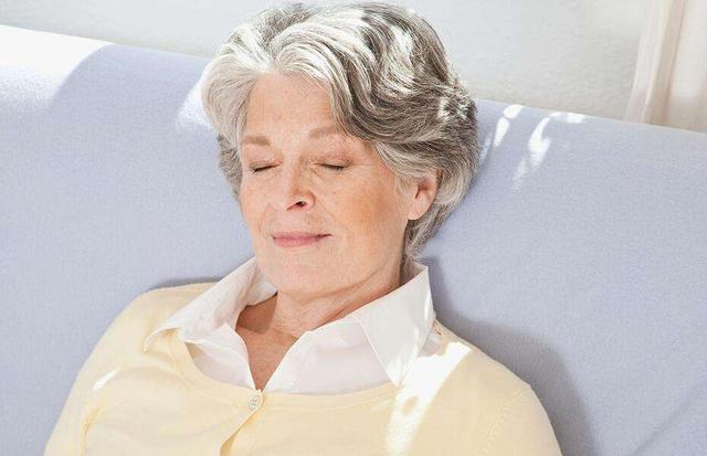 失眠的人，常吃2种食物，安神静心促睡眠，沾床就睡作用