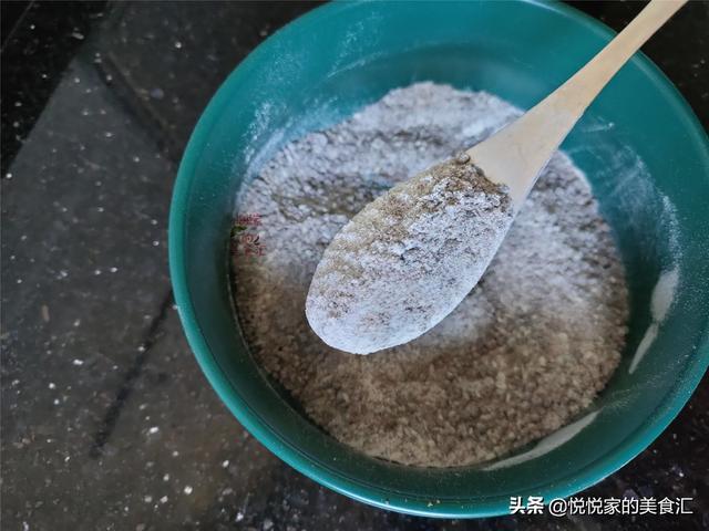 孩子爱吃软饼，搅一搅就能做，3分钟烙一锅，柔软筋道糖汁不乱淌