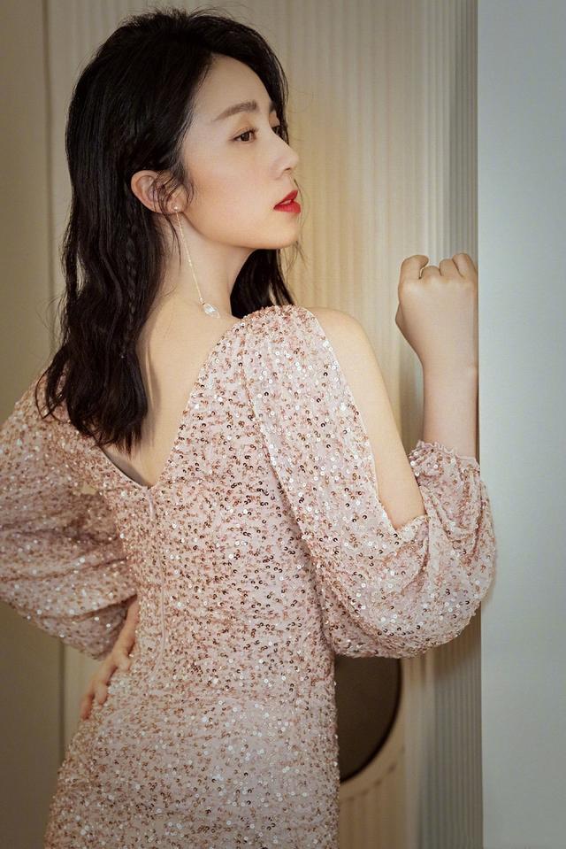 电影工厂：孙莉生完三胎还被称为辣妈？穿搭可优雅可甜美，难怪黄磊死心塌地