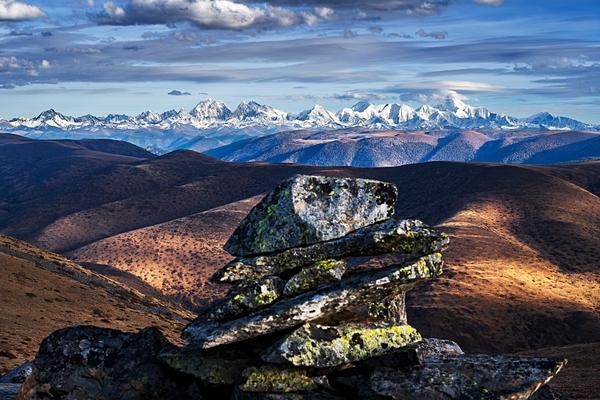 #旅行百事通#夕阳映照下的贡嘎山,让人在净化之中升华灵魂