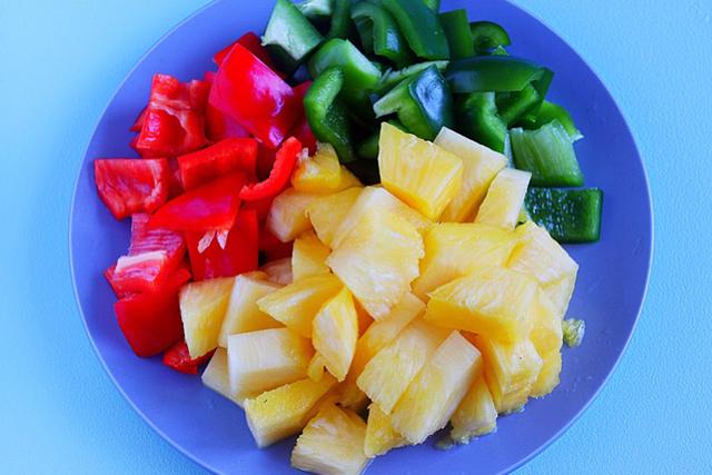 菠萝咕咾肉，中餐厅锁哥拿手好菜，酸酸甜甜，外酥里嫩特好吃