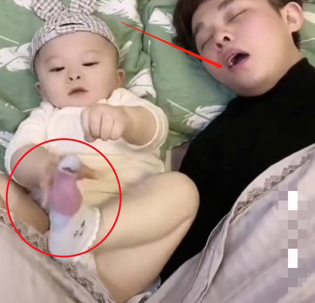 你的育儿经：宝爸打呼噜，儿子实在忍不住一招制服亲爹，一旁的妈妈笑出眼泪