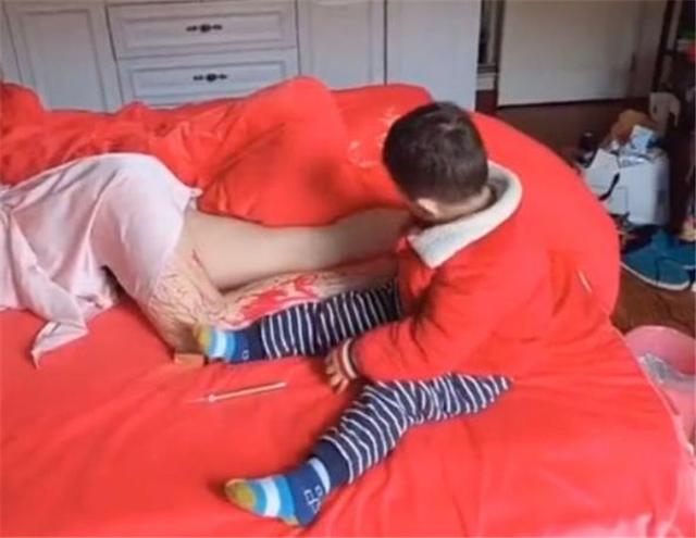 你的育儿经：趁妈妈睡觉，熊孩子用口红在妈妈腿上乱涂乱画，网友笑翻：欠揍了