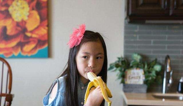 【超级宝妈】出生因没双臂惨遭遗弃，女孩2岁才被美国夫妇收养，孩子现在咋样