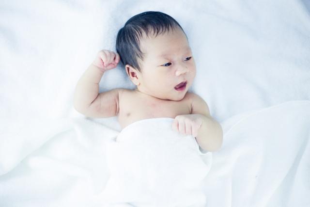 【你的育儿经】新生儿幼儿总是哭闹不睡觉是可以训练好的！