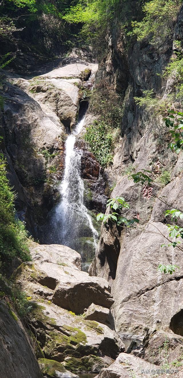 【旅行百事通】天热哪里去?到汉中这个景点玩水纳凉咥美食,油门一踩40分钟就到