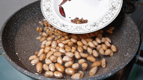 饭店拌花生为啥入味好吃？窍门原来在这里，咸香适口，越嚼越香