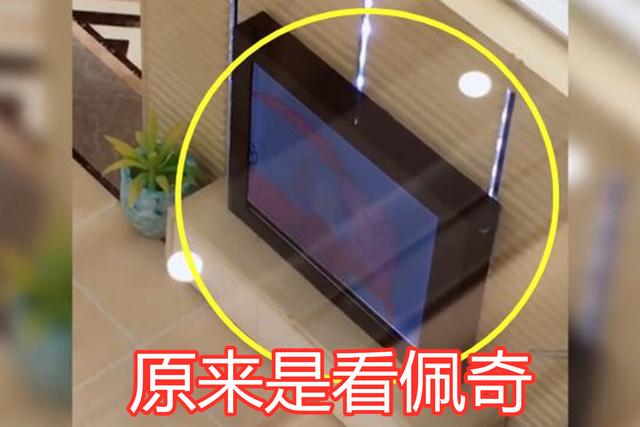 天使宝贝▲宝宝在售楼处盯着沙盘不动，爸爸走近后无法淡定，这孩子太聪明了