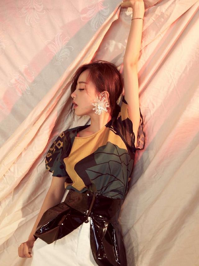 第五大道杨蓉真会穿，一件不对称迷彩上衣搭配阔腿裤时髦大气，抢眼又抢镜