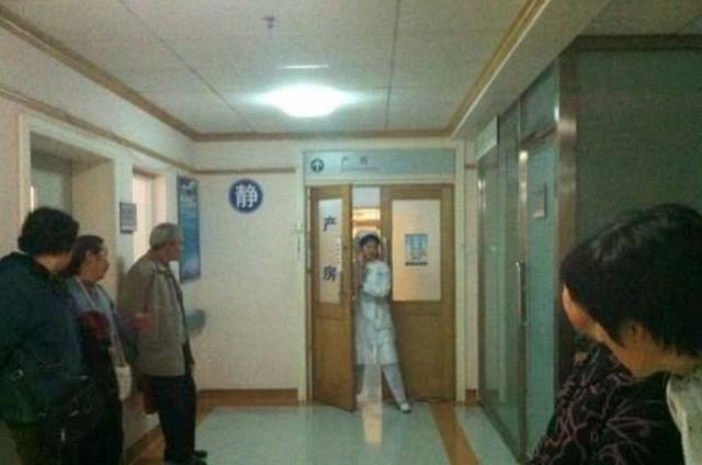 『超级宝妈』生完孩子后，丈夫的举动道明一切，网友：大都只有孩子，太心酸