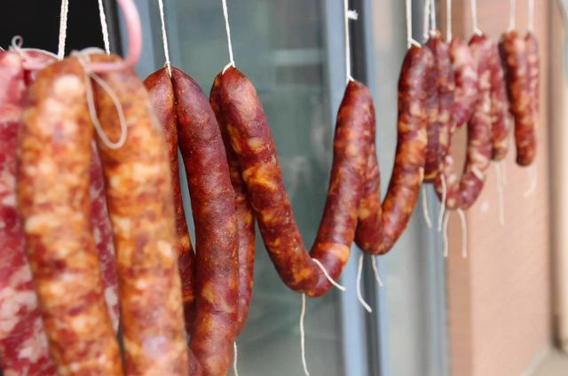 灌好的香肠，不要着急晒，学会正确做法，香肠更好吃，保存时间长