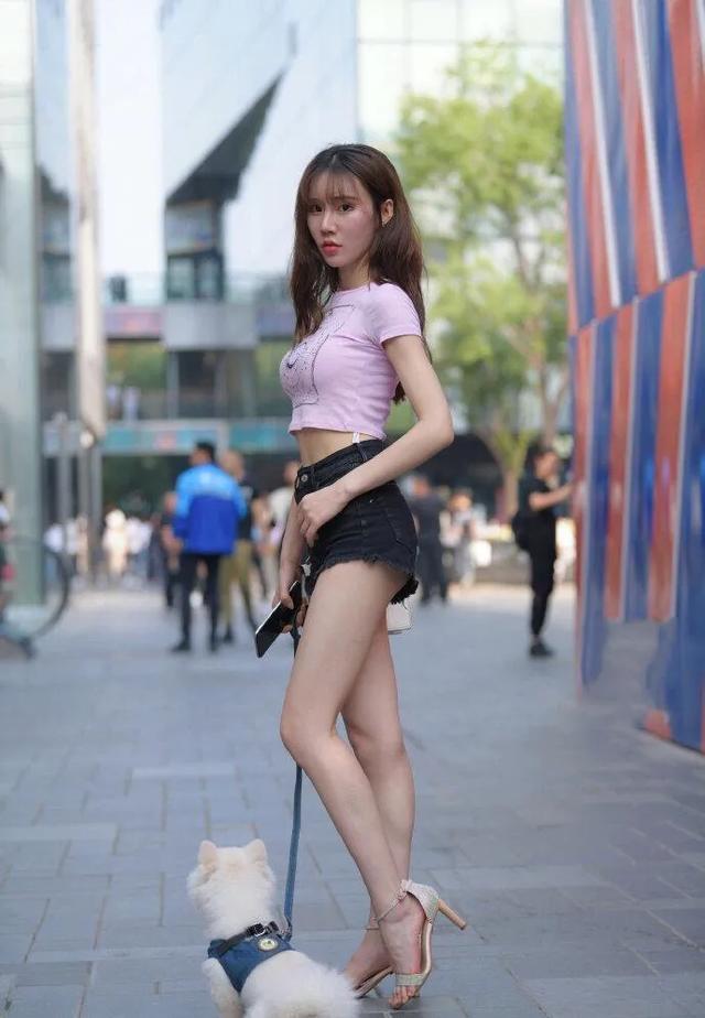 第五大道@嫂子酷爱“遛狗”，每次出门精心打扮，没4个小时不回家