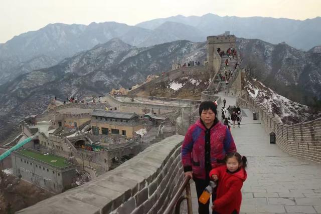 「旅行百事通」全家和岳母一起爬八达岭长城，大家一起做好汉。