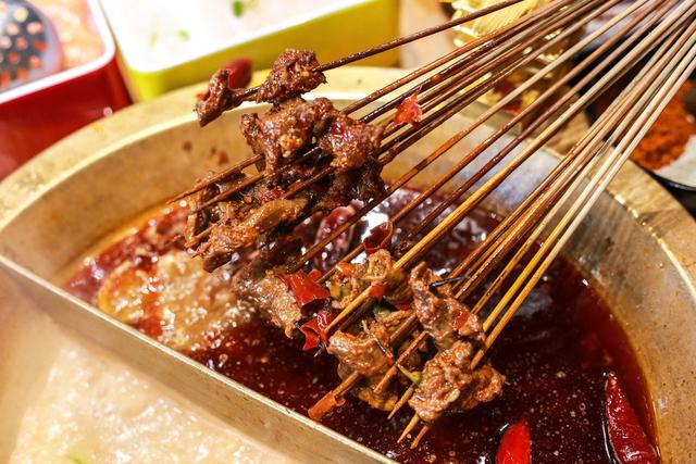 「约吗旅行」四川成都“最有特色”的美食，吃的人很开心，但做的人累得要死