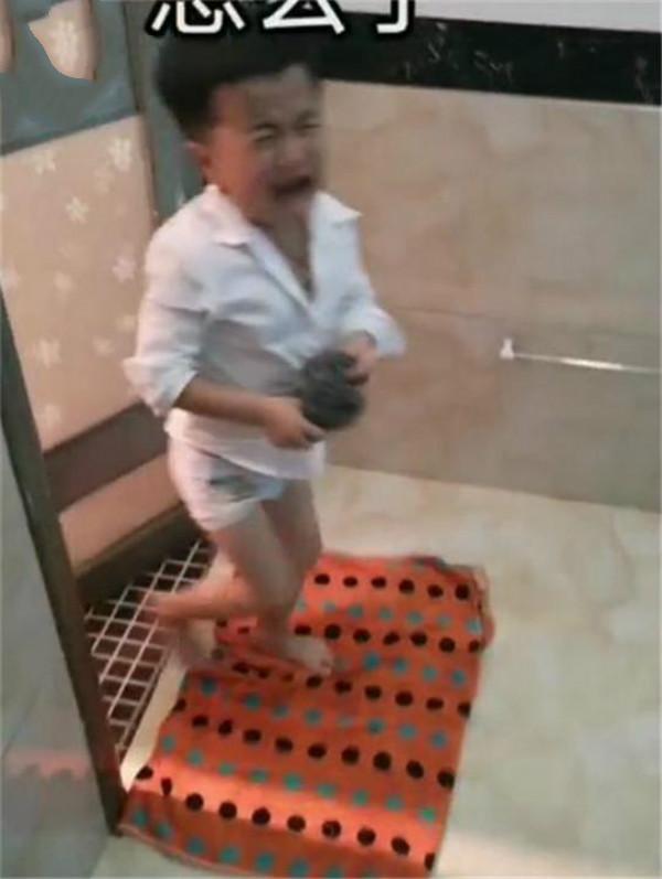 超级宝妈|孩子想帮爸爸搓澡却被拒，看到他手上的“工具”，感觉有些过分了