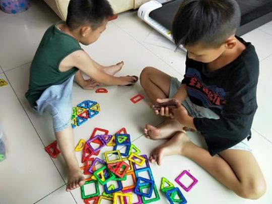 幸福之家|“新型攀比”蔓延至幼儿园，父母要重视，不要伤到孩子不自知