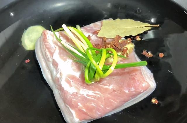 梅菜扣肉的家常做法，步骤详细，简单实用，好吃不油腻，赶快收藏