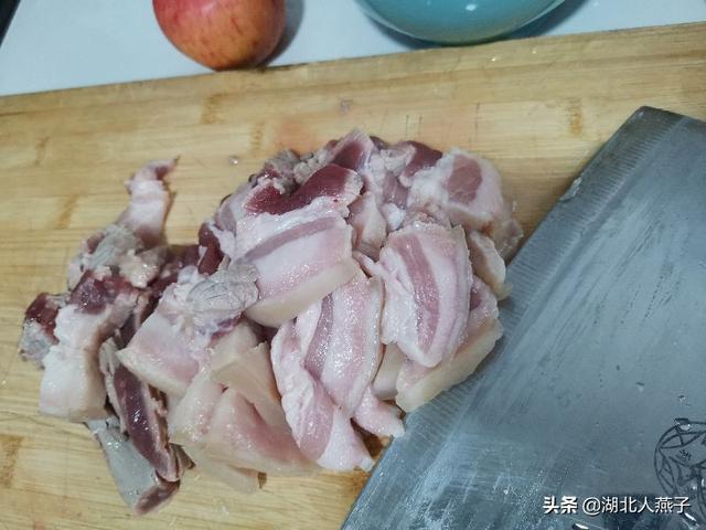 4根胡萝卜，400克猪肉，简单一炒，营养美味，常吃对眼睛好
