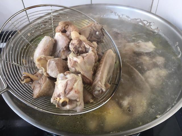 东北八大炖之一：小鸡炖蘑菇，肉质鲜嫩，汤汁浓厚鲜美，好吃到晕