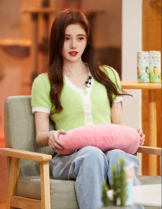 故事没我|鞠婧祎和关晓彤，相差13cm，同穿牛油果绿造型，输了身高不输气质