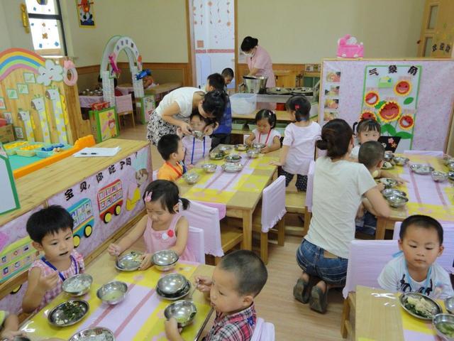 宝宝这个阶段就能自主进食，抓住时期，营养差的宝宝也能跟上来