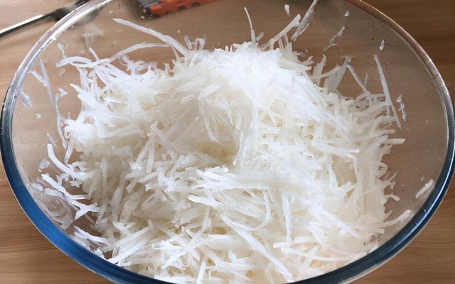 冬季，吃萝卜正当时，教你花样包萝卜丝包子，皮薄馅大，解馋管饱