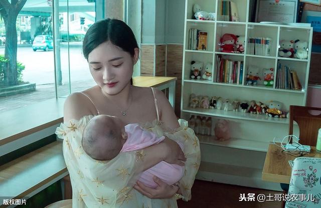 「超级宝妈」在产房陪老婆生孩子，老公吓着了，真的没想到女人生孩子这么痛苦