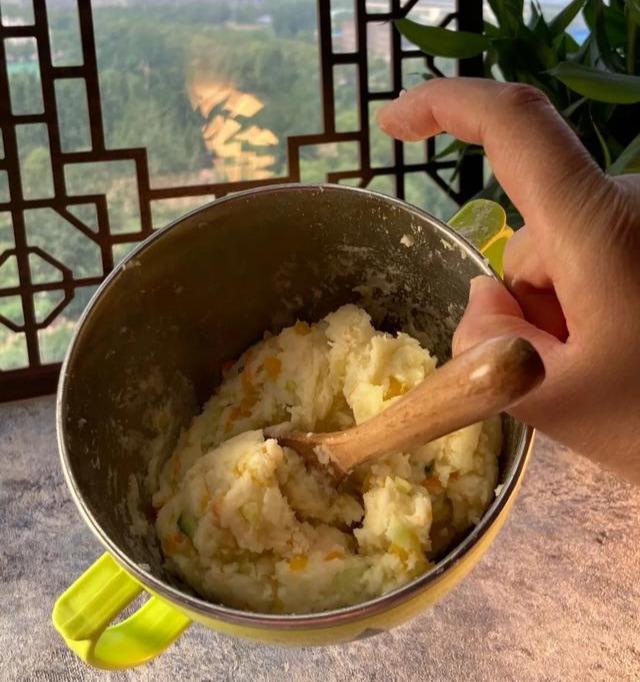 超级宝妈|这一道辅食太上头了！怎么吃都不腻！一拌一煎全家都能吃