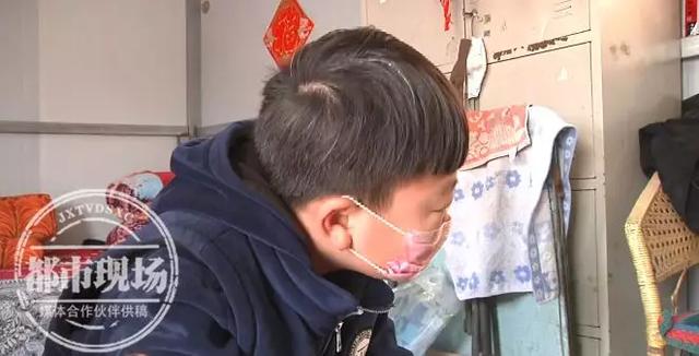超级宝妈■妈妈哭着打儿子：你打赏的4万块，我得装4万袋水泥！