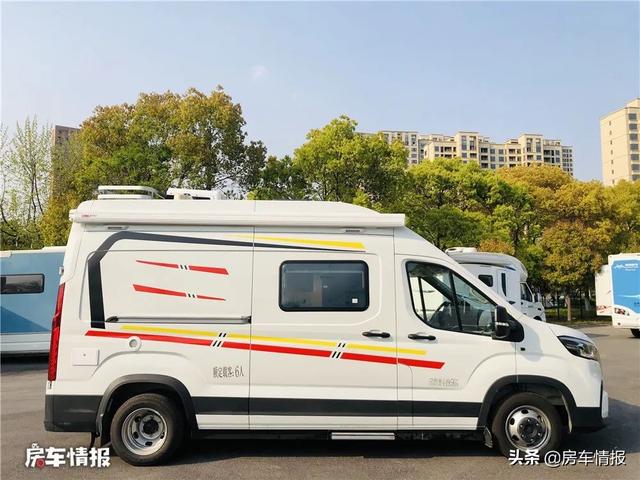 无中门的v90房车首次见,能坐6人还有1.9米大床,3口旅行新选择