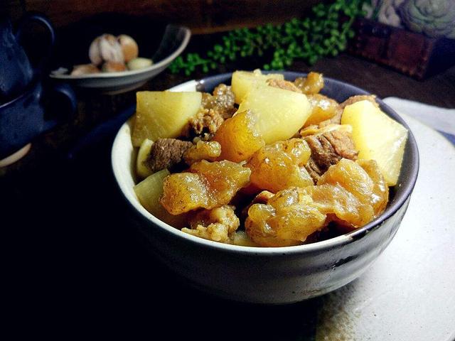 天冷就该吃炖菜，教你萝卜炖牛筋的秘制做法，营养美味又好吃解馋