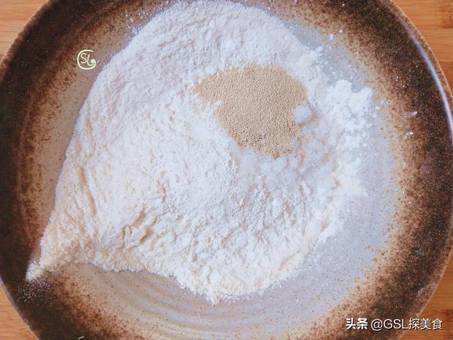 热狗我家从不买，这样做最简单最靠谱，外皮酥脆又拉丝，好吃