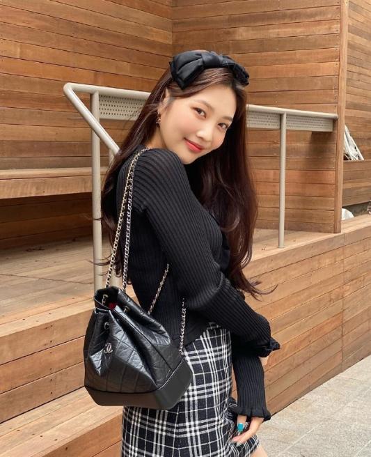 带货女王朴秀荣太会穿了!BM风穿搭加香奈儿包包,精致又少女