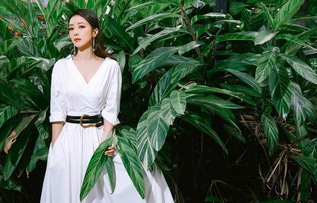 [第五大道]陈紫函穿白裙太有魅力，穿搭优雅还显气质高级，45岁美出新高度