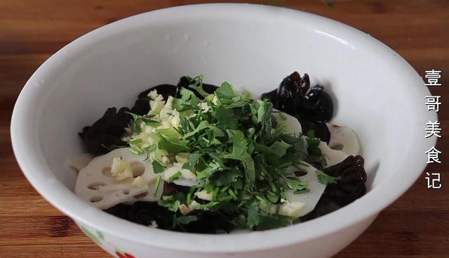 以后莲藕就这样做，加一把黑木耳，比吃肉还香，开胃下饭又解馋