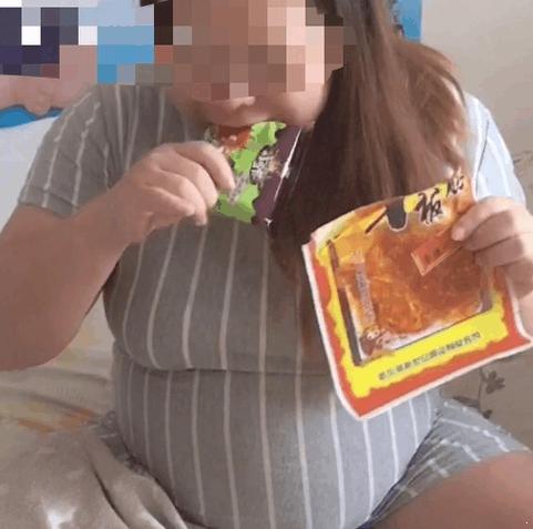 素衣飘扬|1岁宝宝长出“小尾巴”，得知原因后婆婆怒斥儿媳：都怪你