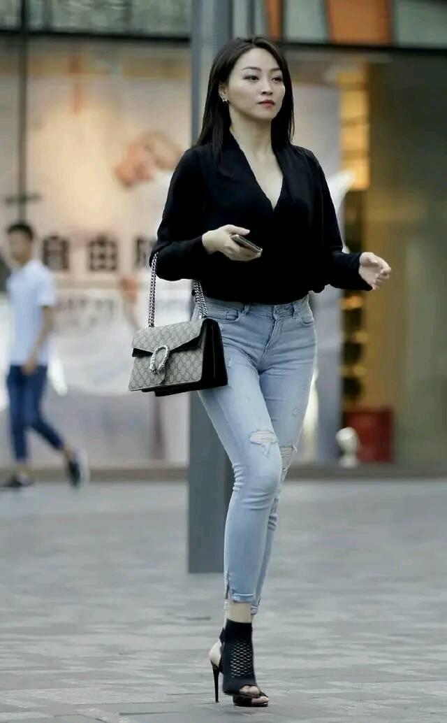 普拉达女王靴子改成凉鞋，只需开几个“洞”，可感觉还是“捂得慌”