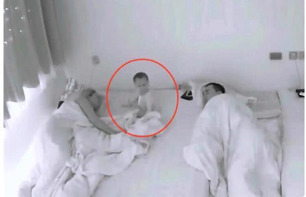 【超级宝妈】“天使宝宝”半夜被饿醒，不哭不闹拿起奶瓶喂自己，好懂事！