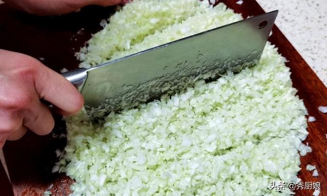 包白菜饺子，记住老师傅的“2放2不放”，饺子鲜嫩多汁，特好吃