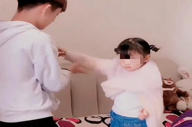 「你的育儿经」哥哥总是喜欢亲近妹妹，妈妈掀开妹妹的襁褓后，脸瞬间被吓白了
