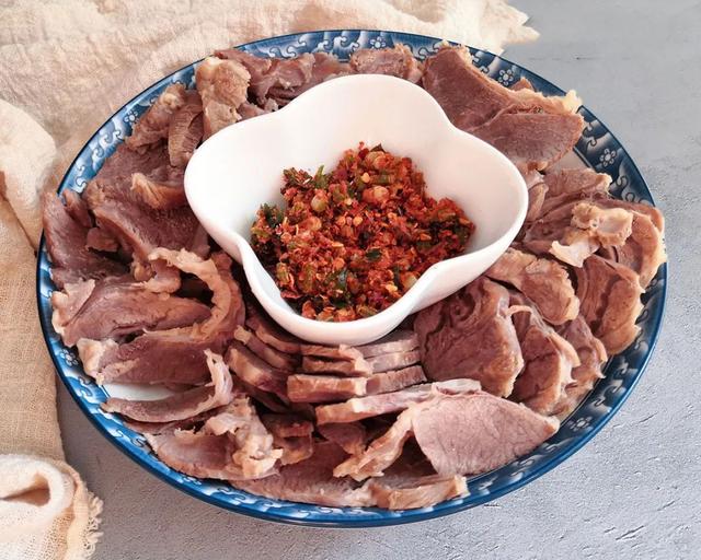 冬日进补怎么能少了羊肉呢？鲜而不腻，又暖又香，快来大快朵颐吧