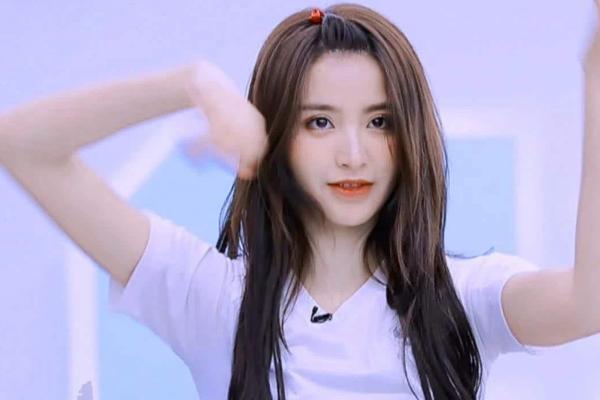 青2Lisa提出C位人选时，注意看谁第一个举手，网友：这次出息了资讯早知道